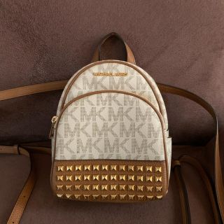 マイケルコース(Michael Kors)のマイケルコース　スタッズ付リュック(リュック/バックパック)