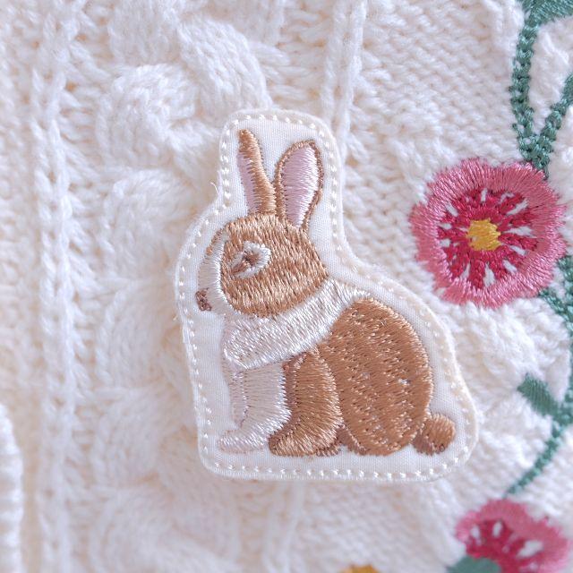 うさぎ 刺繍 ブローチ　ウサギ 刺しゅう ワッペン レディースのアクセサリー(ブローチ/コサージュ)の商品写真
