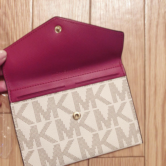 Michael Kors(マイケルコース)のMICHAEL KORS  マイケルコース　パスポートケース　バニラ レディースのファッション小物(ポーチ)の商品写真