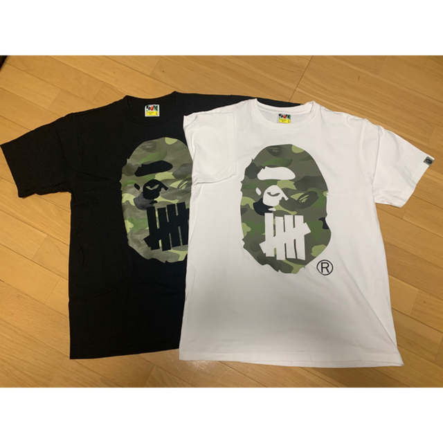 A BATHING APE(アベイシングエイプ)のAPE × undefeated コラボ Tシャツ 白黒セット Lサイズ メンズのトップス(Tシャツ/カットソー(半袖/袖なし))の商品写真