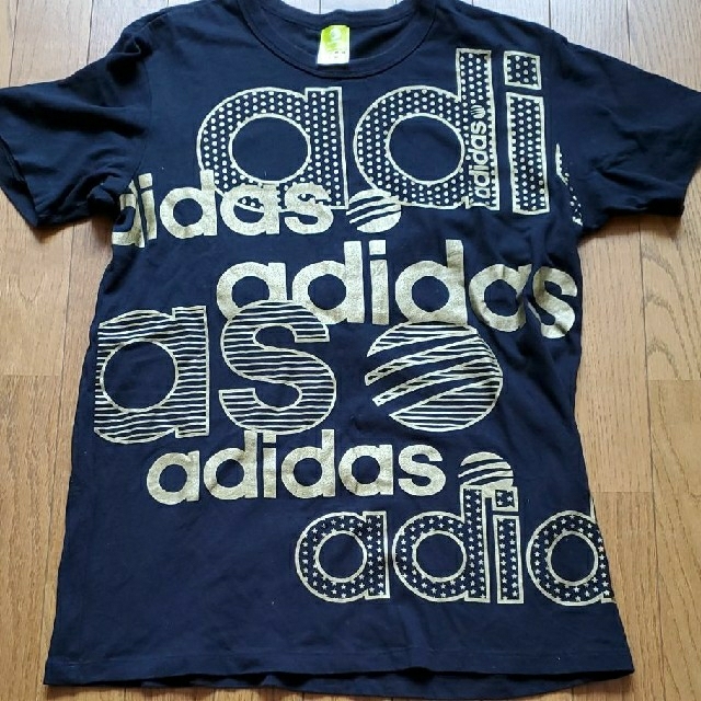 adidas(アディダス)の【値下げ】アディダスadidas黒にゴールドTシャツ レディースのトップス(Tシャツ(半袖/袖なし))の商品写真