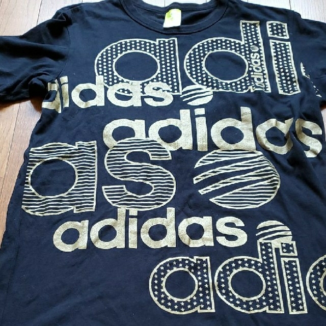 adidas(アディダス)の【値下げ】アディダスadidas黒にゴールドTシャツ レディースのトップス(Tシャツ(半袖/袖なし))の商品写真