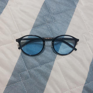 ウィゴー(WEGO)の青いレンズが入ったサングラス(サングラス/メガネ)