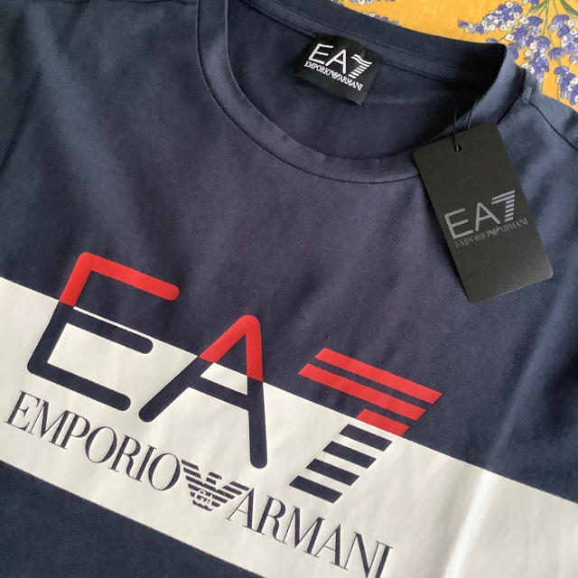 Emporio Armani(エンポリオアルマーニ)の新品タグ付!エンポリオ・アルマーニ  ネイビー×レッドアイコンロゴ Mサイズ メンズのトップス(Tシャツ/カットソー(半袖/袖なし))の商品写真