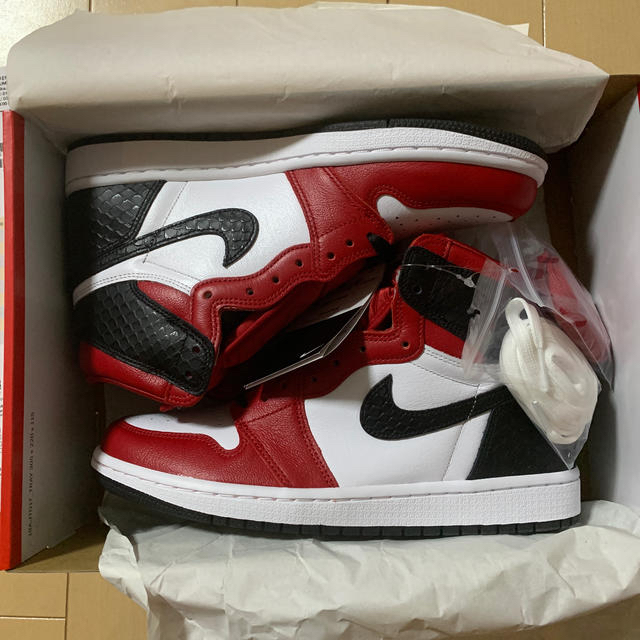 NIKE(ナイキ)のNIKE ウィメンズ AIR JORDAN1satin red メンズの靴/シューズ(スニーカー)の商品写真