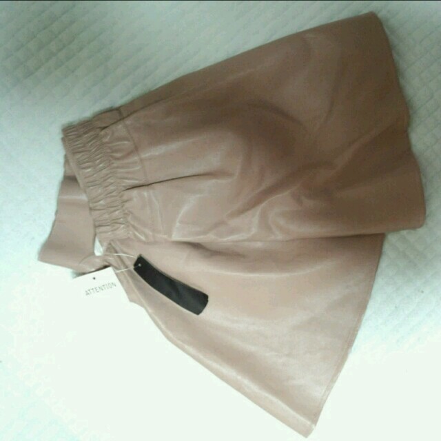 新品 ピンクベージュ　レザースカート レディースのスカート(ミニスカート)の商品写真
