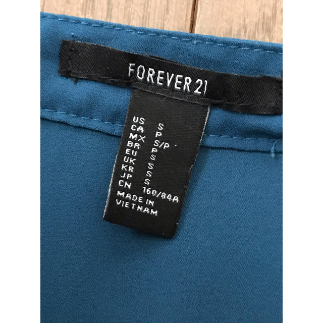 FOREVER 21(フォーエバートゥエンティーワン)のFOREVER21 ブラウス レディースのトップス(シャツ/ブラウス(半袖/袖なし))の商品写真