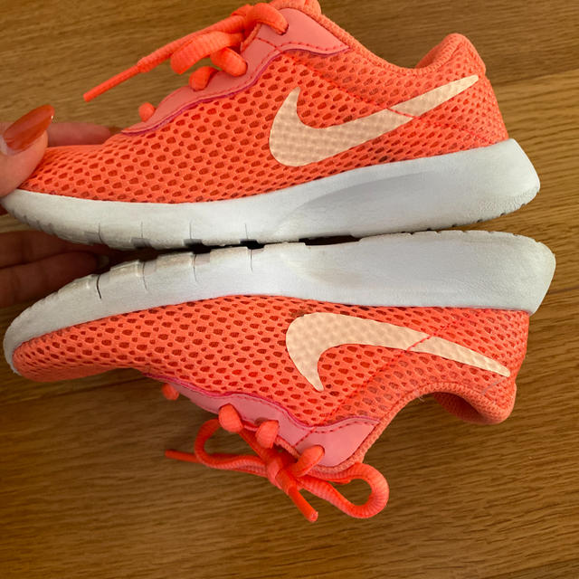 NIKE(ナイキ)のナイキ　タンジュン キッズ/ベビー/マタニティのキッズ靴/シューズ(15cm~)(スニーカー)の商品写真