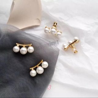 ザラ(ZARA)のパールピアス　三連　大ぶり　アクセサリー　樹脂ピアス　イヤリング(ピアス)