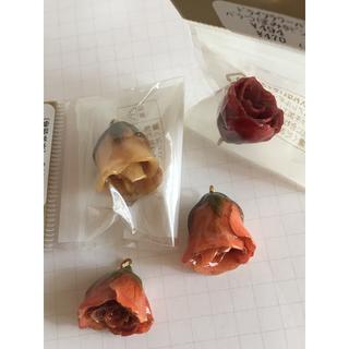 キワセイサクジョ(貴和製作所)のアクセサリーパーツ バラ ドライフラワー 素材 4個(チャーム)