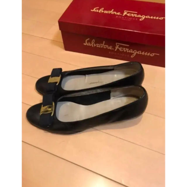 Salvatore Ferragamo(サルヴァトーレフェラガモ)の取り置き中　フェラガモ パンプス ヴァラ　23.5 レディースの靴/シューズ(ハイヒール/パンプス)の商品写真