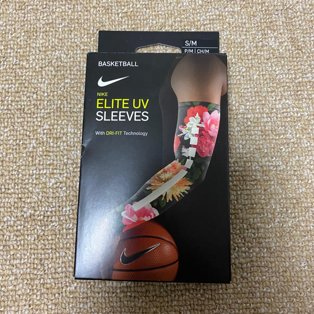 NIKE(ナイキ)のNIKE アームスリーブ　アームサポーター スポーツ/アウトドアのトレーニング/エクササイズ(トレーニング用品)の商品写真