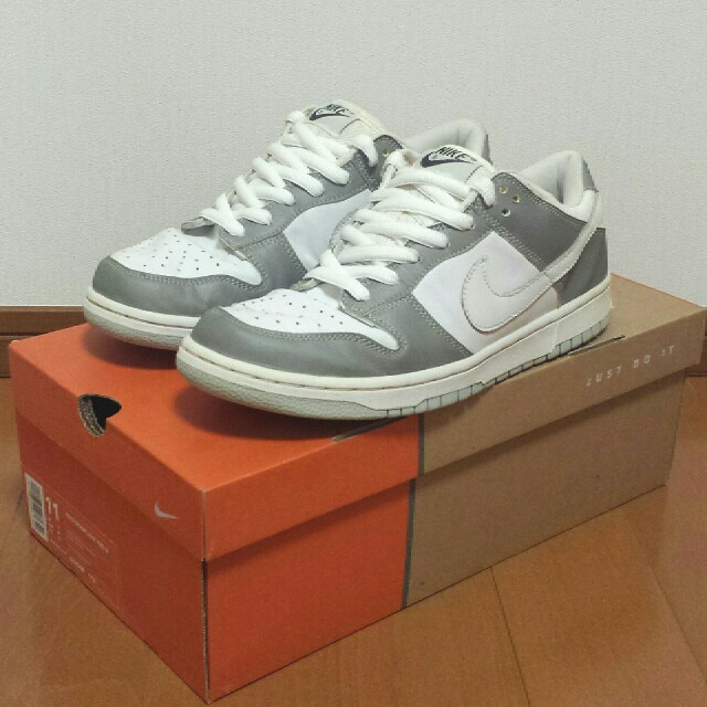 NIKE(ナイキ)の2002 NIKE DUNK LOW PRO B(白×灰リフレクター)US11 メンズの靴/シューズ(スニーカー)の商品写真