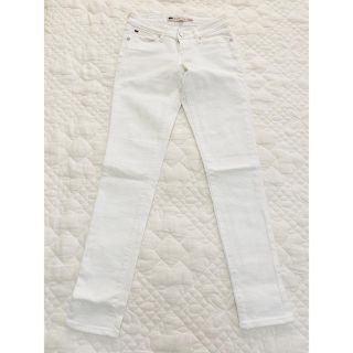 リーバイス(Levi's)の美品✨　リーバイス　ホワイト　デニム スキニーパンツ(デニム/ジーンズ)