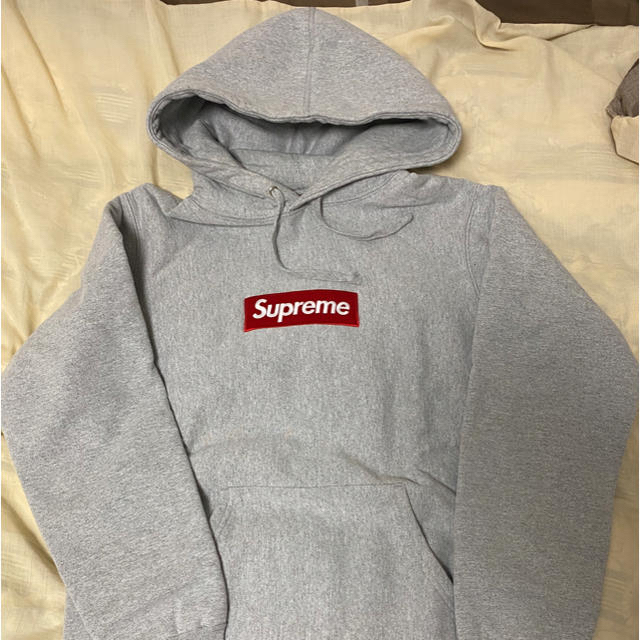 い出のひと時に、とびきりのおしゃれを！ Supreme S hoodie logo box Supreme - パーカー