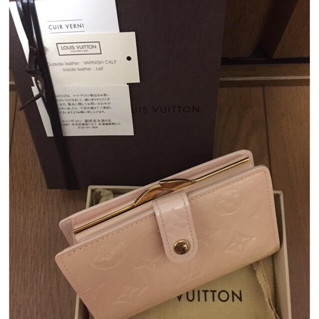 LOUIS VUITTON(ルイヴィトン)のLOUIS VUITTON ルイヴィトン ヴェルニ ガマ口財布 マシュマロ レディースのファッション小物(財布)の商品写真