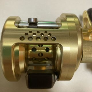 シマノ(SHIMANO)のシマノ　カルカッタコンクエスト１００　　　　０１モデル　右巻き(リール)