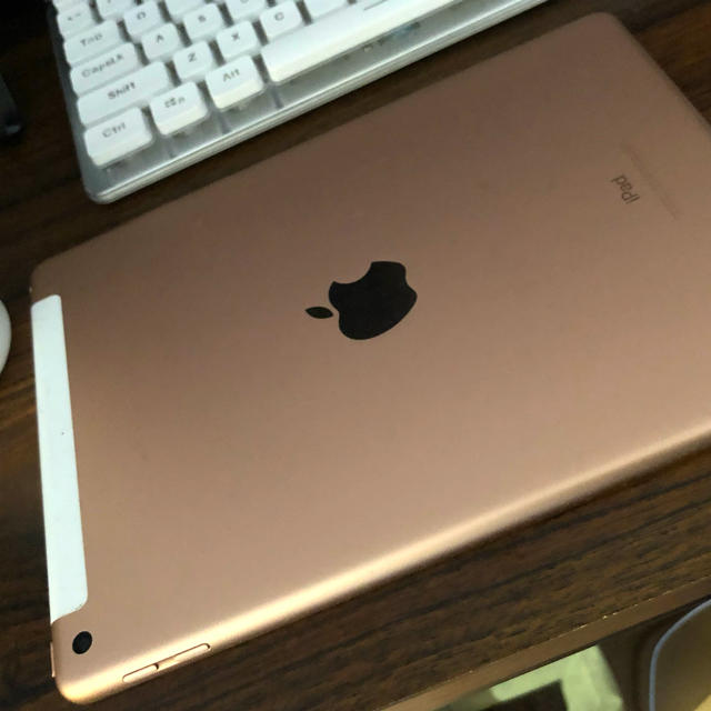 iPad 第6世代 ゴールドピンク 表面細かなキズ多数