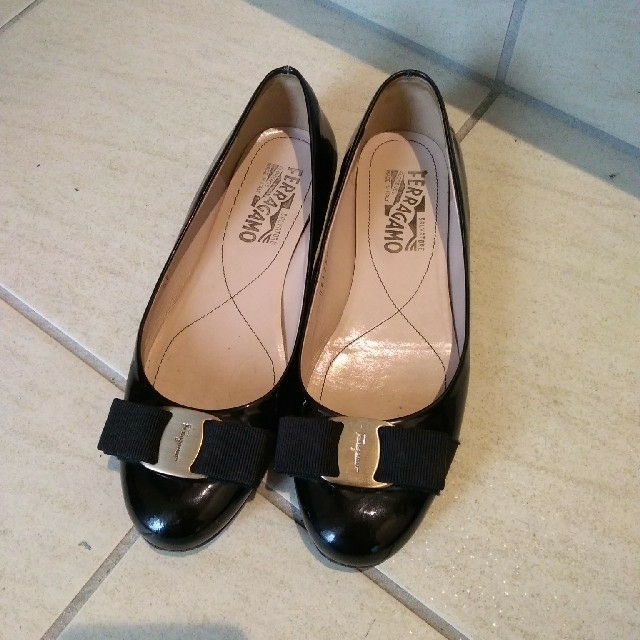 Salvatore Ferragamo(サルヴァトーレフェラガモ)のフェラガモ　ヴァラ　黒　エナメル　フラット　パンプス レディースの靴/シューズ(バレエシューズ)の商品写真