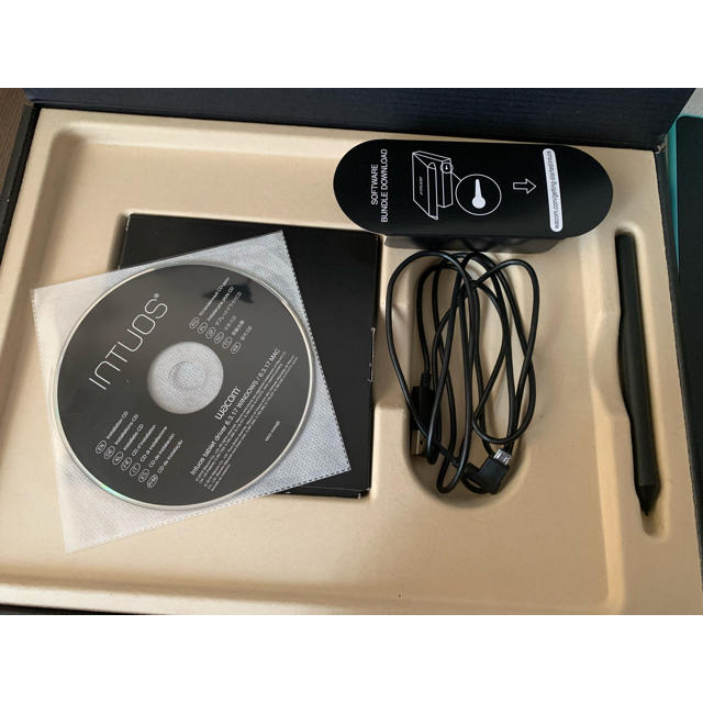 Wacom(ワコム)のwacomのペンタブMサイズ(CTH-690/B1)デジ絵の便利帳(付属DVD) スマホ/家電/カメラのPC/タブレット(PC周辺機器)の商品写真