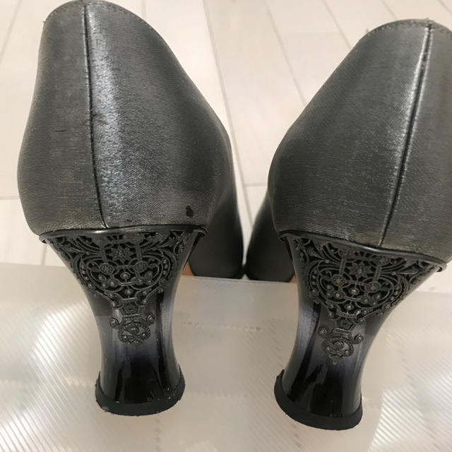 Salvatore Ferragamo(サルヴァトーレフェラガモ)のフェラガモ・シルバーグレーパンプス 24.5cmかかとがお洒落 レディースの靴/シューズ(ハイヒール/パンプス)の商品写真