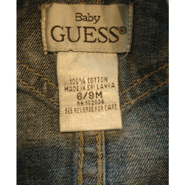 GUESS(ゲス)のキッズデニムサロペット 70cm キッズ/ベビー/マタニティのベビー服(~85cm)(ロンパース)の商品写真