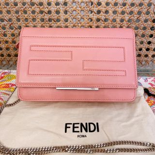 フェンディ(FENDI)のFENDI フェンディ　チェーンウォレット　ピンク　シャネル　ピーカブー(財布)