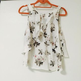 ザラ(ZARA)のzara花柄トップス(カットソー(半袖/袖なし))