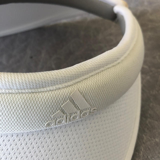 adidas(アディダス)のadidas 美品　サンバイザー レディースの帽子(その他)の商品写真