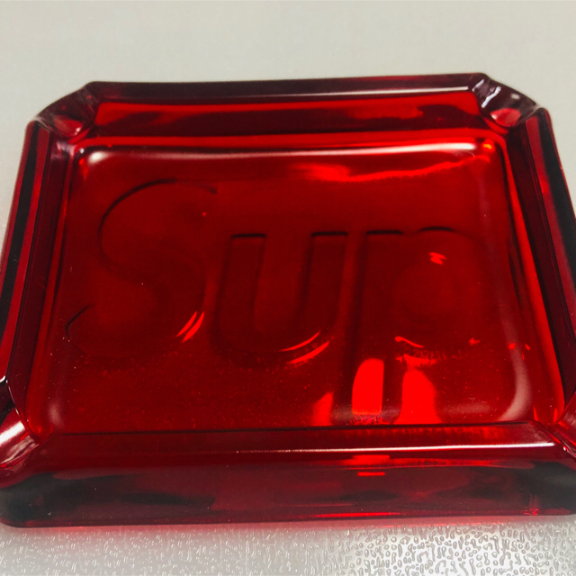 Supreme(シュプリーム)のSupreme Debossed Glass Ashtray 灰皿 赤 red インテリア/住まい/日用品のインテリア/住まい/日用品 その他(その他)の商品写真
