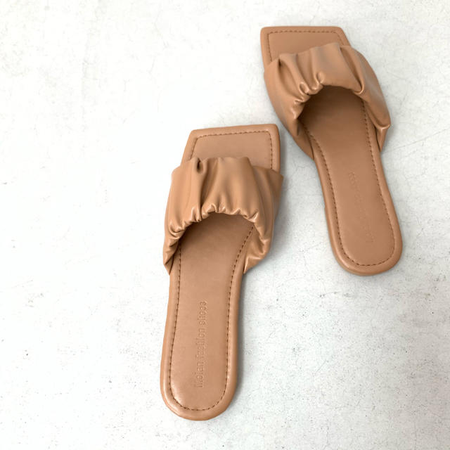 TODAYFUL(トゥデイフル)のsquare toe gather sandal / beige レディースの靴/シューズ(サンダル)の商品写真