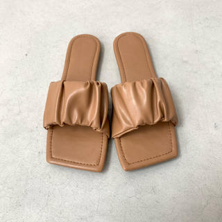 トゥデイフル(TODAYFUL)のsquare toe gather sandal / beige(サンダル)