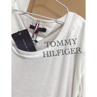 トミーヒルフィガー(TOMMY HILFIGER)のTOMMY HILFIGER❤︎白とろみ素材カットソー 新品(カットソー(長袖/七分))