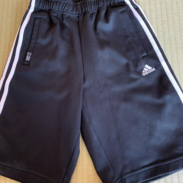 adidas(アディダス)のadidas  ハーフパンツ　140センチ  キッズ/ベビー/マタニティのキッズ服男の子用(90cm~)(パンツ/スパッツ)の商品写真