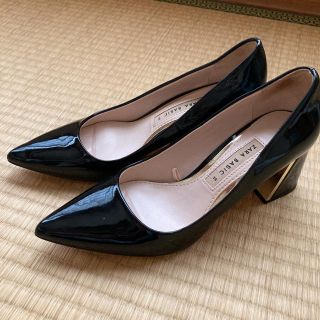 ザラ(ZARA)の美品　ZARA エナメルパンプス 黒(ハイヒール/パンプス)