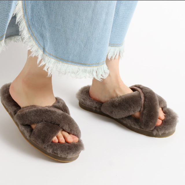 UGG(アグ)のお値下げしました🦊UGGサンダル　アヴェラ レディースの靴/シューズ(サンダル)の商品写真