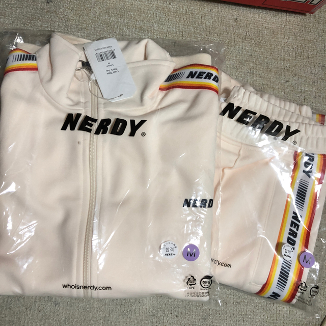 NERDY ジャージ　クリーム色　セットアップ