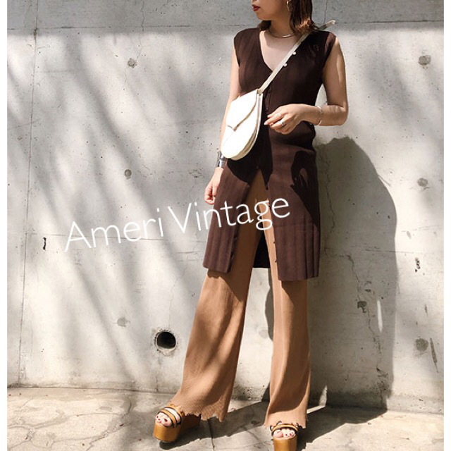 Ameri VINTAGE(アメリヴィンテージ)のAMERI vintage OVER BUTTON RIB TOP レディースのトップス(ベスト/ジレ)の商品写真