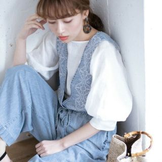 サニーレーベル(Sonny Label)のクロス刺繍デニムサロペット(サロペット/オーバーオール)