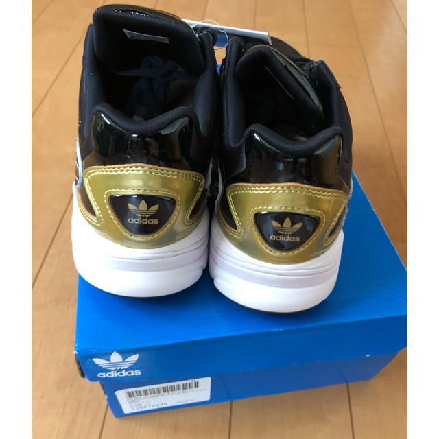 adidas(アディダス)のスニーカー アディダスオリジナルス　ファルコン　27.5 新品　ブラックゴールド メンズの靴/シューズ(スニーカー)の商品写真