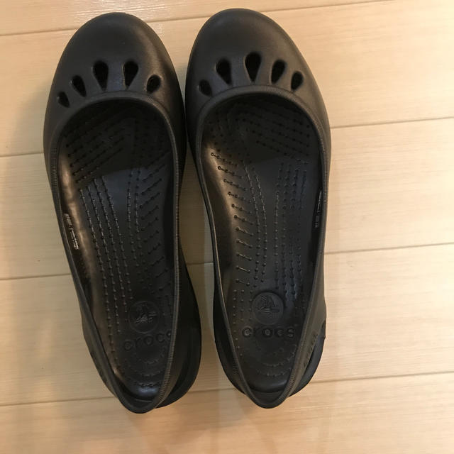 crocs(クロックス)のフミニｬ様専用クロックス　黒　W9 レディースの靴/シューズ(サンダル)の商品写真