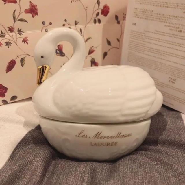 Les Merveilleuses LADUREE(レメルヴェイユーズラデュレ)のレ・メルヴェイユーズ ラデュレ リミテッド エディション ローズ ラデュレ白鳥 コスメ/美容のベースメイク/化粧品(チーク)の商品写真