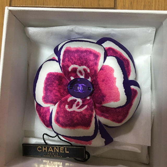 CHANEL(シャネル)のゆみ様専用　シャネルCHANELカメリアブローチ新品 レディースのアクセサリー(ブローチ/コサージュ)の商品写真