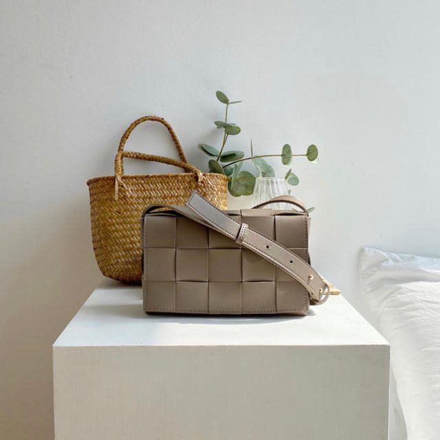 ZARA(ザラ)のブロックデザイン 織り ショルダー グレージュ ベージュ グレー レディース レディースのバッグ(ショルダーバッグ)の商品写真
