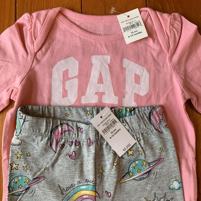 babyGAP(ベビーギャップ)の新品☆babygap☆ピンクロンパース＆スカイ柄レギンスセット☆70㎝ キッズ/ベビー/マタニティのベビー服(~85cm)(ロンパース)の商品写真