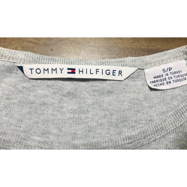 TOMMY HILFIGER(トミーヒルフィガー)の【専用出品】TOMMY  グレー ロゴ ロンT レディースのトップス(Tシャツ(長袖/七分))の商品写真