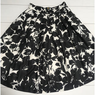 アンドクチュール(And Couture)のアンドクチュール　花柄　スカート　38 フラワー　モノトーン(ひざ丈スカート)