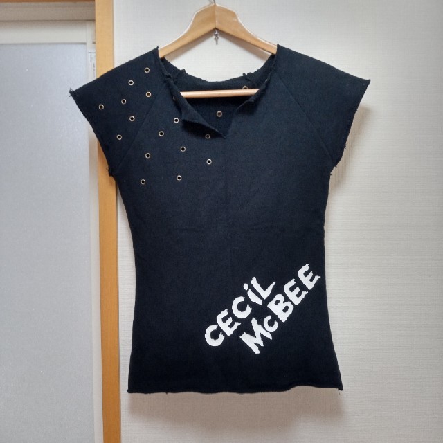 CECIL McBEE(セシルマクビー)のCECIL  McBEE　ロゴプリント　ノースリーブ　トップスカットソー レディースのトップス(カットソー(半袖/袖なし))の商品写真