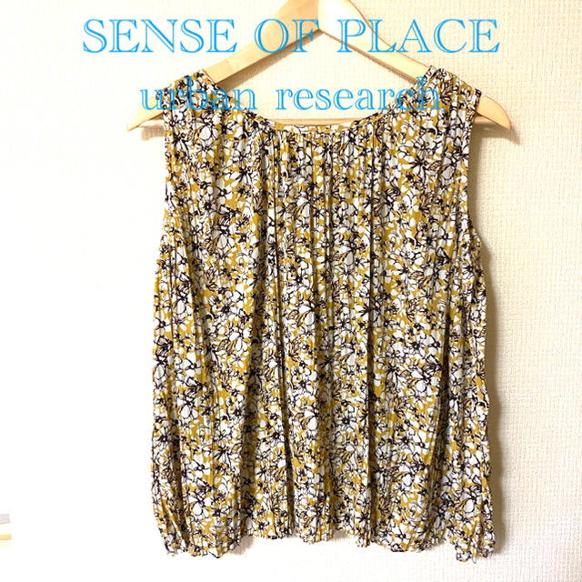 SENSE OF PLACE by URBAN RESEARCH(センスオブプレイスバイアーバンリサーチ)の新品未使用 花柄プリーツブラウス レディースのトップス(シャツ/ブラウス(半袖/袖なし))の商品写真