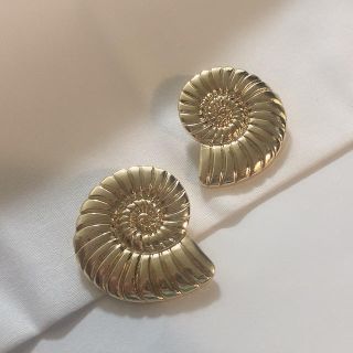 ザラ(ZARA)の巻貝 大ぶりピアス(ピアス)